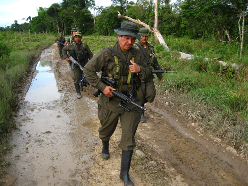 Fabián Ramírez, comandante del Bloque Sur de las FARC-EP, patru- llando con una escuadra de guerrilleros. Foto cortesía Karl Penhaul.