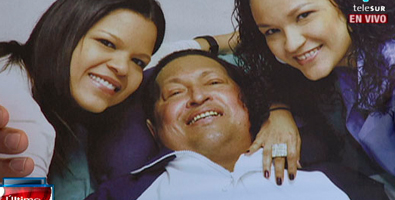El presidente Hugo Chávez junto a sus dos hijas durante su recuperación en La Habana, este 14 de febrero. Foto: Telesur