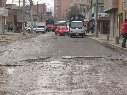 La avenida principal en la entrada de Bosa la Estación está en deplorables condiciones pese a los altos cobros de valorización. Foto Redacción Bogotá.