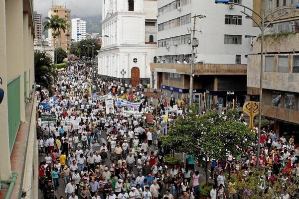 Multitudinaria y pacífica fue la marcha por el agua en Bucaramanga. (Foto: Javier Gutiérrez / Vanguardia Liberal)