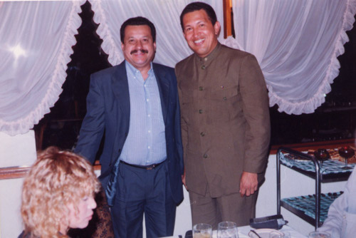 Carlos Lozano, director de VOZ, y Hugo Rafael Chávez Frías, en el Club Militar, en diciembre de 1997. Foto archivo.