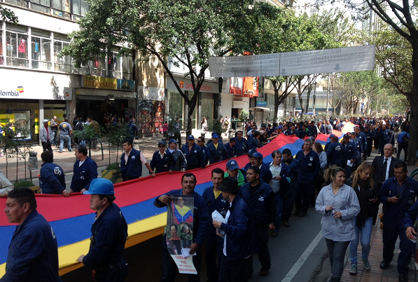 Con fotografías de Hugo Chávez los trabajadores de ETB marcharon por la Carrera Séptima de Bogotá. Foto Prensa Sintrateléfonos.