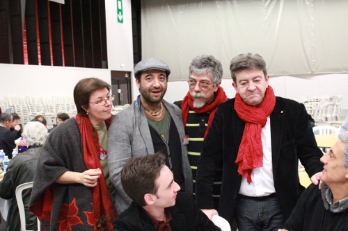 Manuel Salamanca y Catherine Marchais del Partido Comunista Colombiano y Mario Vega de Marcha Patriótica con Jean-Luc Mélenchon, copresidente del Partido de Izquierda y ex candidato presidencial.