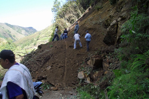 n aspecto del taponamiento por el alud de tierra en la vía que conduce de Neiva a San Vicente del Caguán, a la altura de Balsillas, Caquetá.