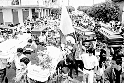 En diciembre de 1998 la Fuerza Aérea Colombiana bombardeó el caserío de Santo Domingo, causando la muerte a 17 personas, entre ellas seis niñas y niños. Foto Humanidad Vigente.