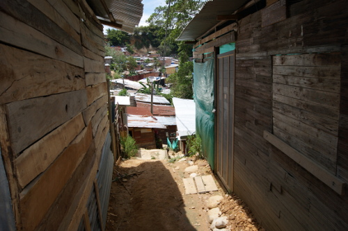 La pobreza en muchos barrios marginales de ciudades capitales contrasta con la opulencia evidente en otros pocos. En la fotografía, un barrio de Bucaramanga. Foto J.C.H.