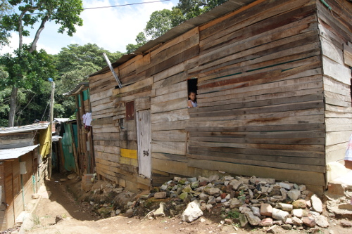 Mientras las cifras oficiales aseguran que la pobreza ha disminuido, muchos barrios marginales en las principales ciudades demuestran lo contrario. Foto J.C.