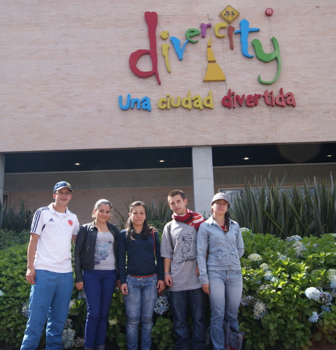 De derecha a izquierda Claudia Serna, secretaria general; César Castro, presidente; Luisa Díaz, fiscal y dos dirigentes más de Sintradivercity. Foto J.C.