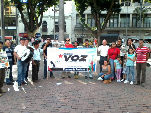 Una parte de los brigadistas en la primera venta masiva de VOZ en este año en la ciudad de Pereira.