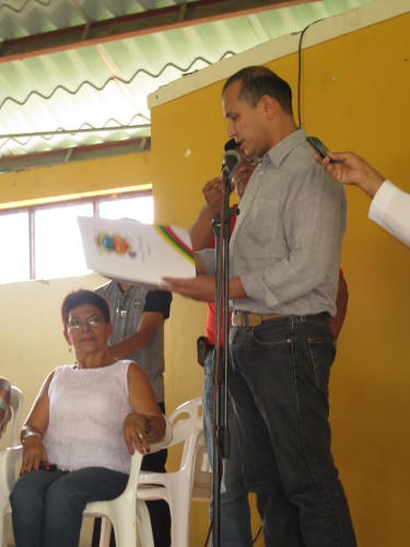 Concejal de Ibagué William Rosas del Movimiento Progresistas al hacer entrega de una Resolución de reconocimiento al semanario VOZ por los 55 años de existencia. Foto J.C.