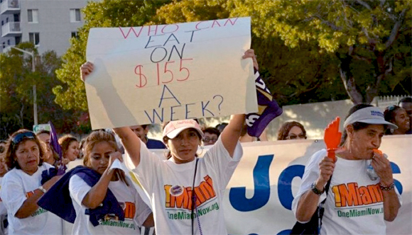 ¿Quién puede comer con 155 dólares por semana? Protesta en Miami.
