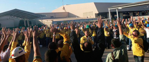 Trabajadores discutiendo y votando en una de las carpas mientras estaban en huelga. Foto Sintracarbón.