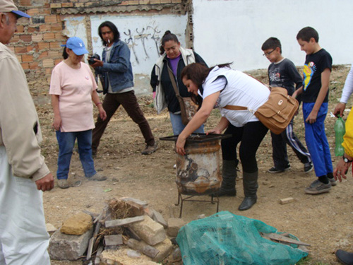 En la foto se observa a Sandra Milena Rodríguez Amarillo, alcaldesa de Tunjuelito junto con algunos de los participantes de la jornada. Foto Alcaldía Tunjuelito.